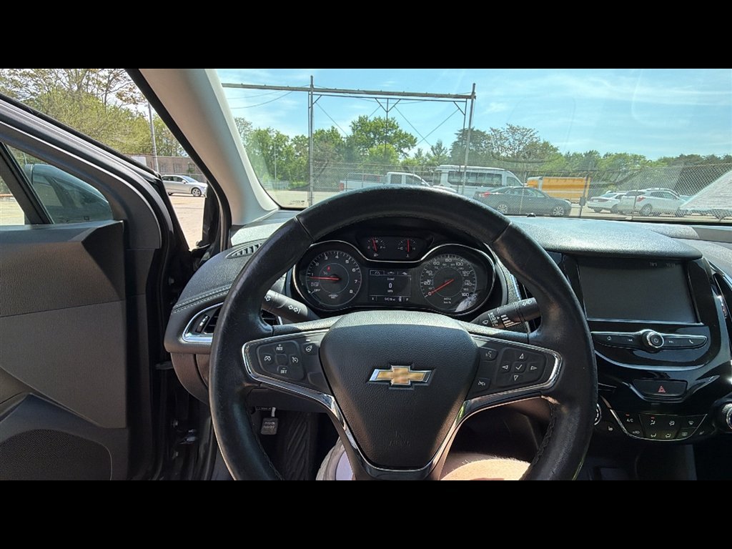 Used 2018 Chevrolet Cruze Premier FWD image 11