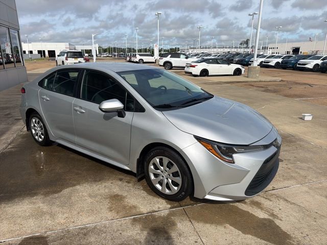 Used 2025 Toyota Corolla LE FWD image 5