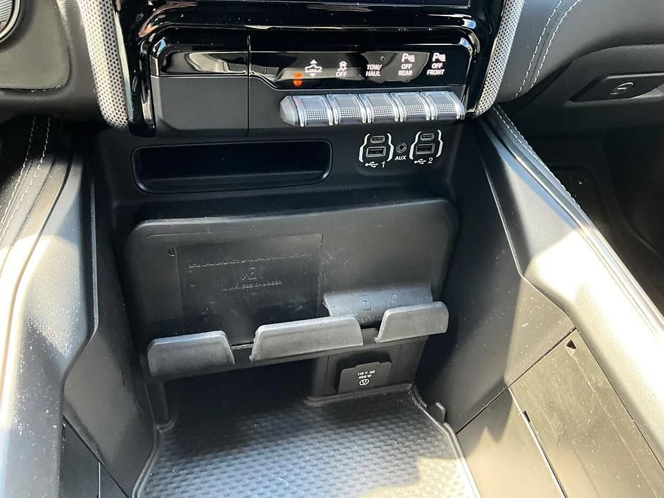 Used 2020 RAM 1500 Limited w/ Black Appearance Package AWD/4WD image 24