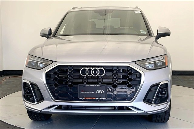 Certified 2024 Audi Q5 e Premium w/ Convenience Package image 3