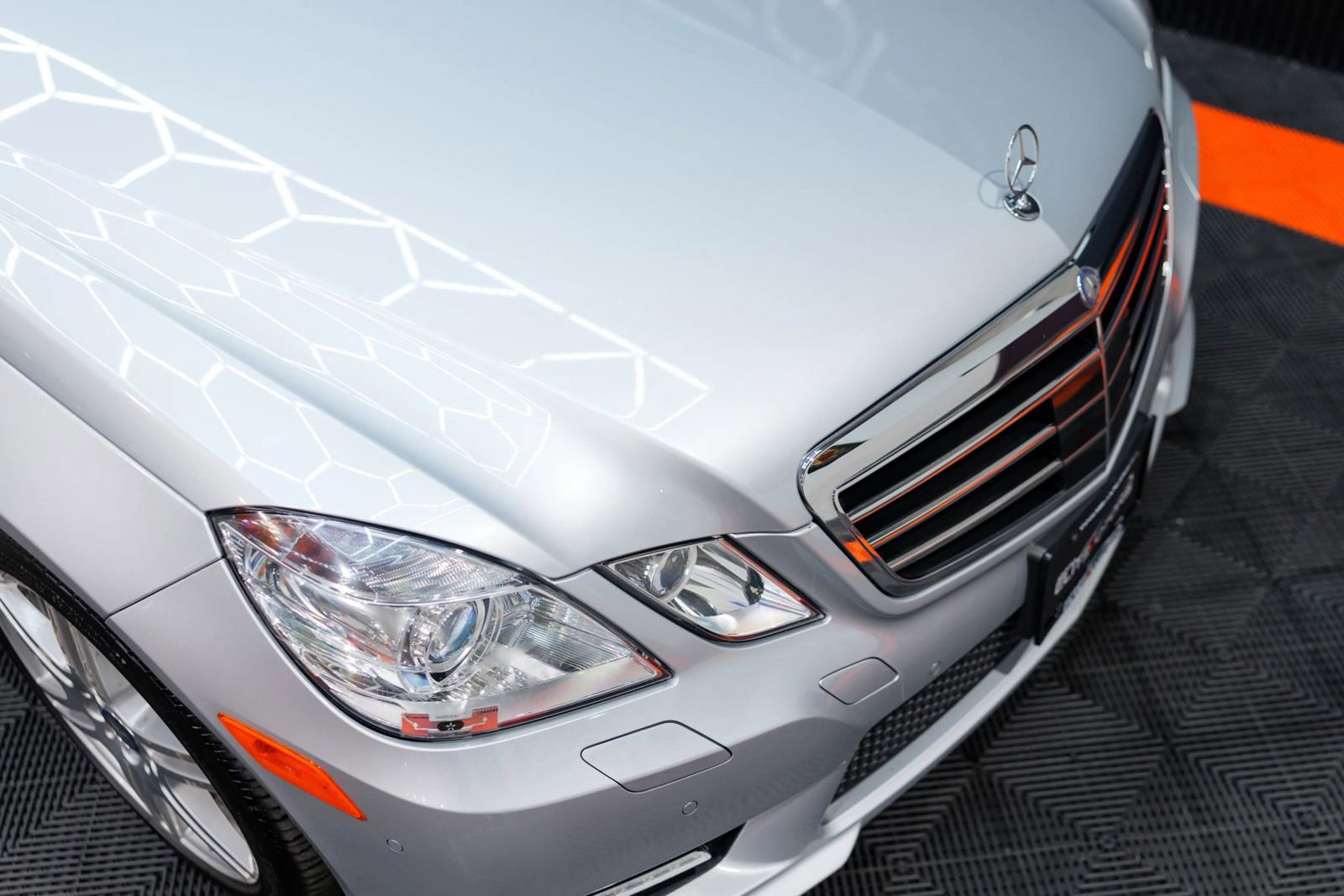 Used 2010 Mercedes-Benz E 550 4MATIC Sedan image 4