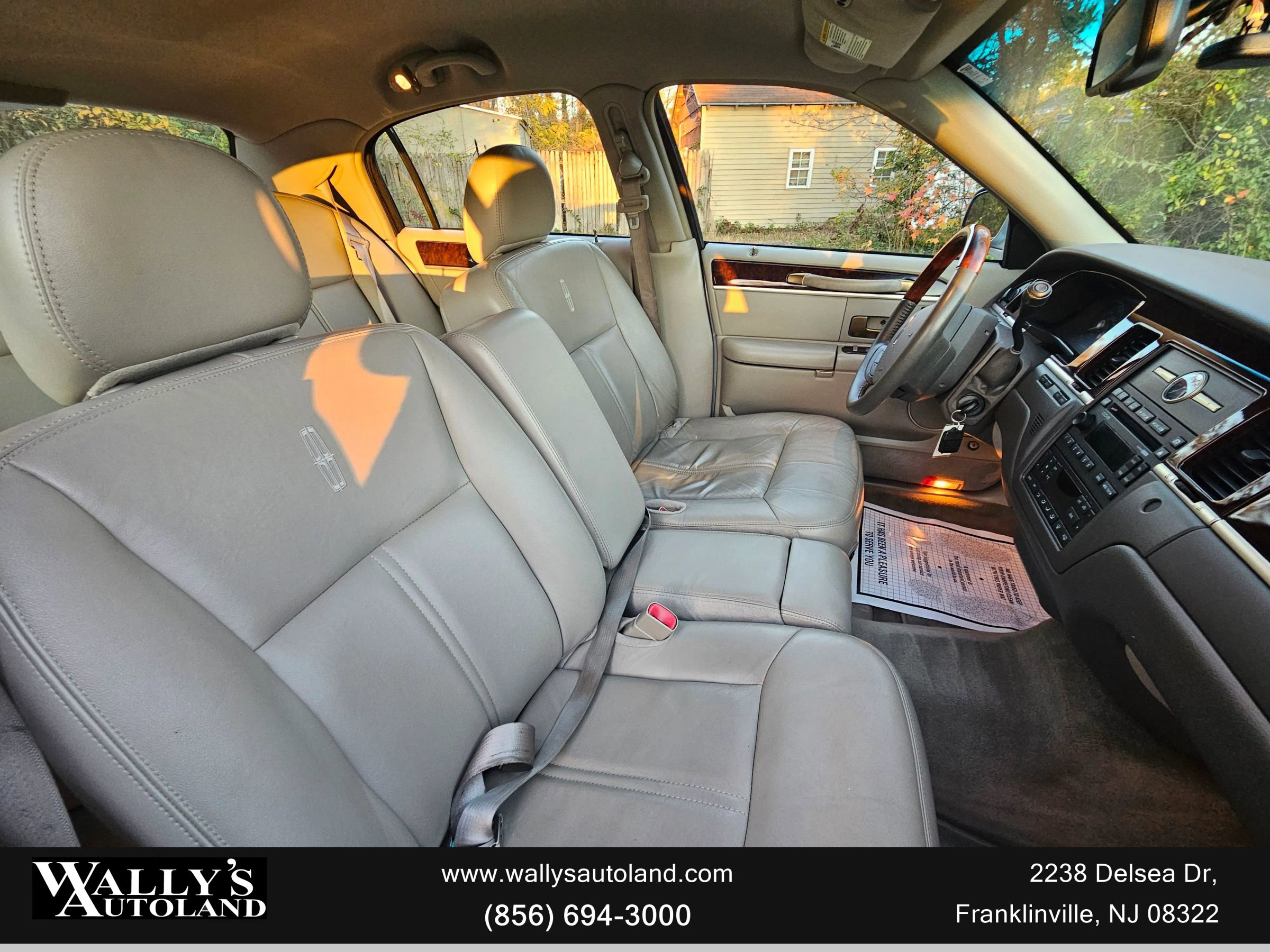 Used 2009 Lincoln Town Car Signature Limited image 16