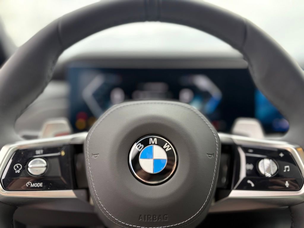 Used 2025 BMW 760i xDrive w/ Luxury Rear Seating Package image 12