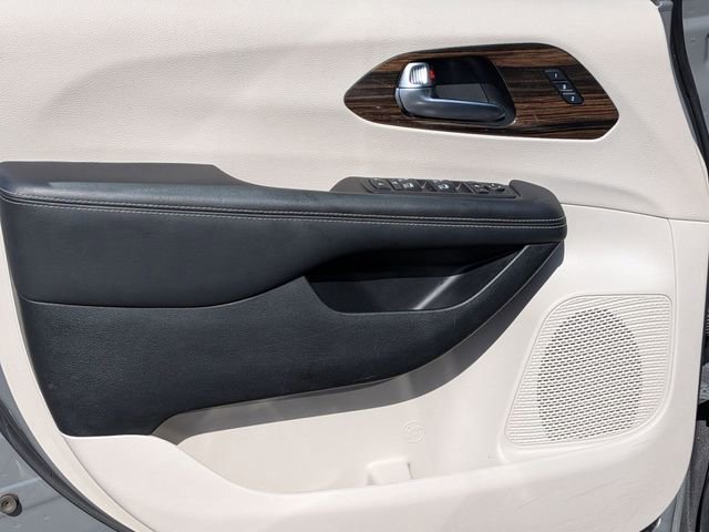 Used 2023 Chrysler Pacifica Limited FWD image 15