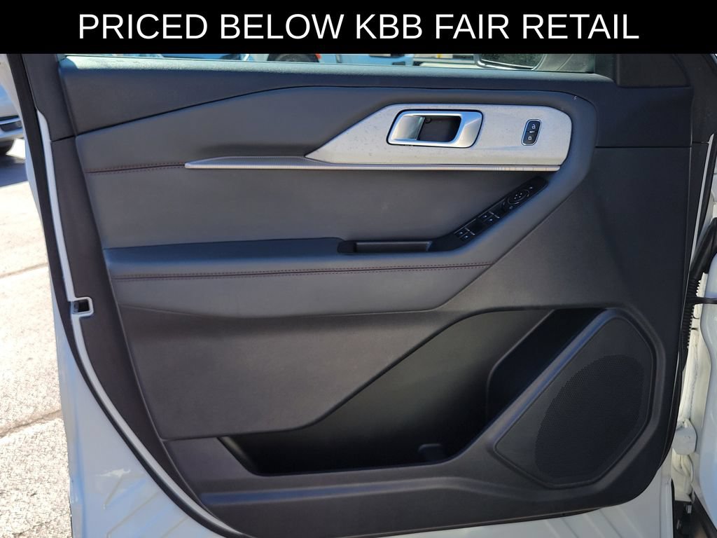 Used 2025 Ford Explorer Active AWD/4WD image 18