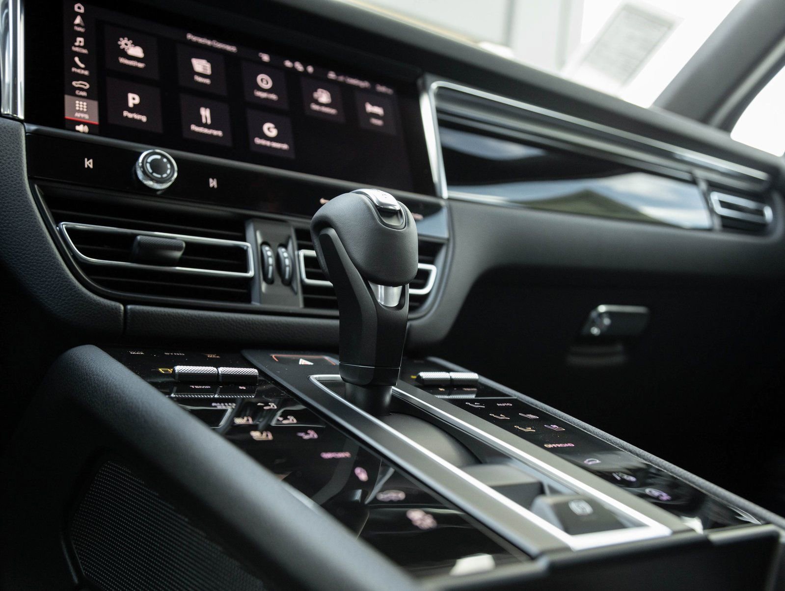 Certified 2025 Porsche Macan S AWD/4WD image 28