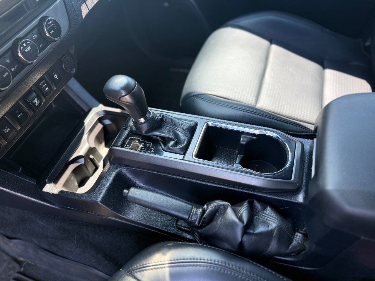 Used 2019 Toyota Tacoma TRD Sport w/ TRD Premium Sport Package AWD/4WD image 43