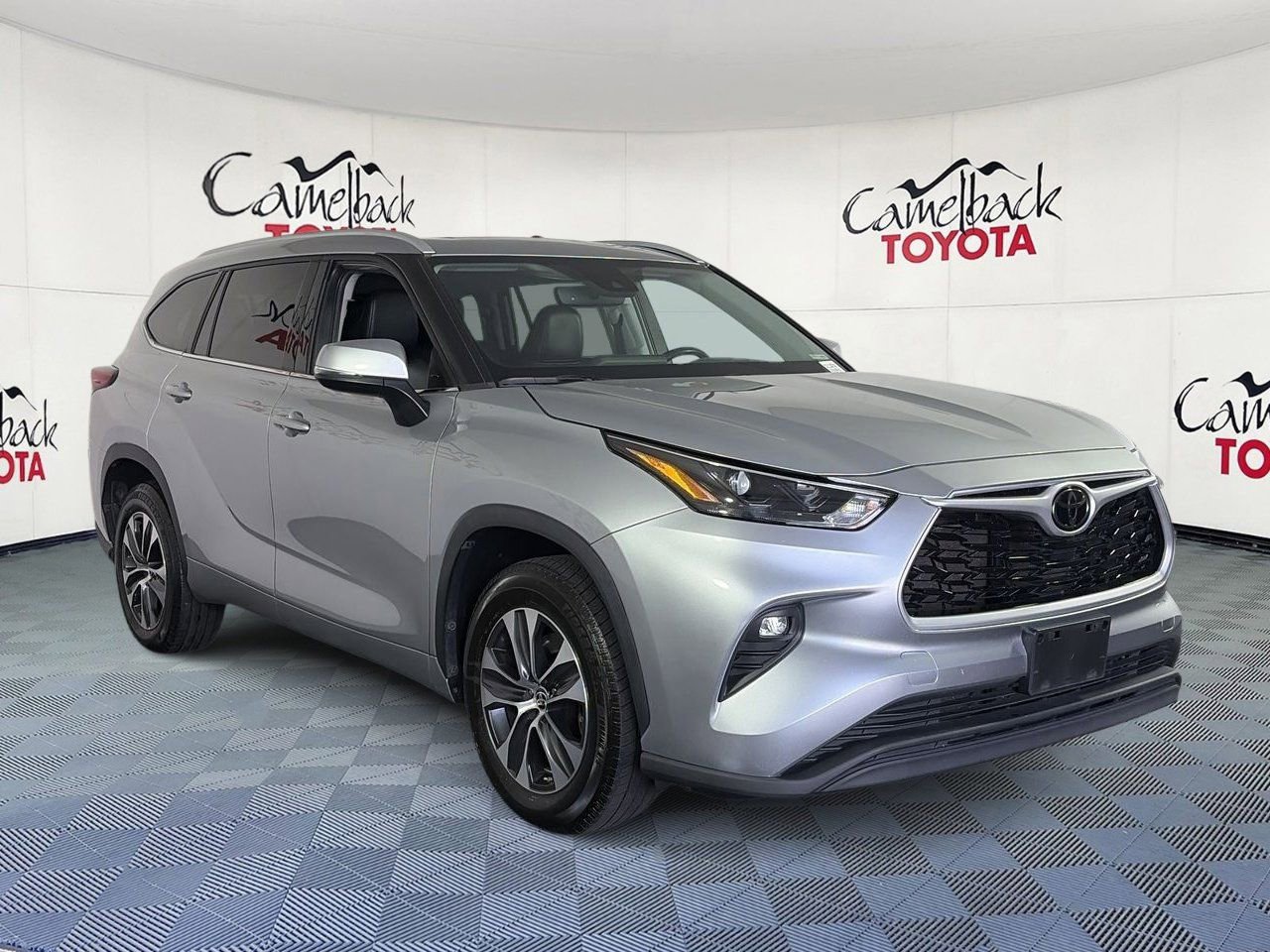 Used 2022 Toyota Highlander XLE FWD image 3