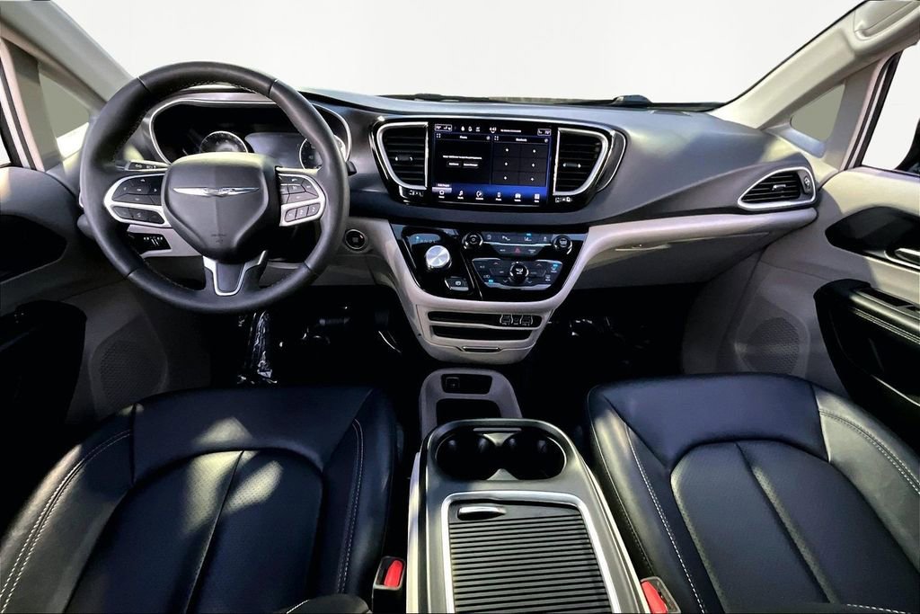 Used 2024 Chrysler Pacifica Touring-L image 7