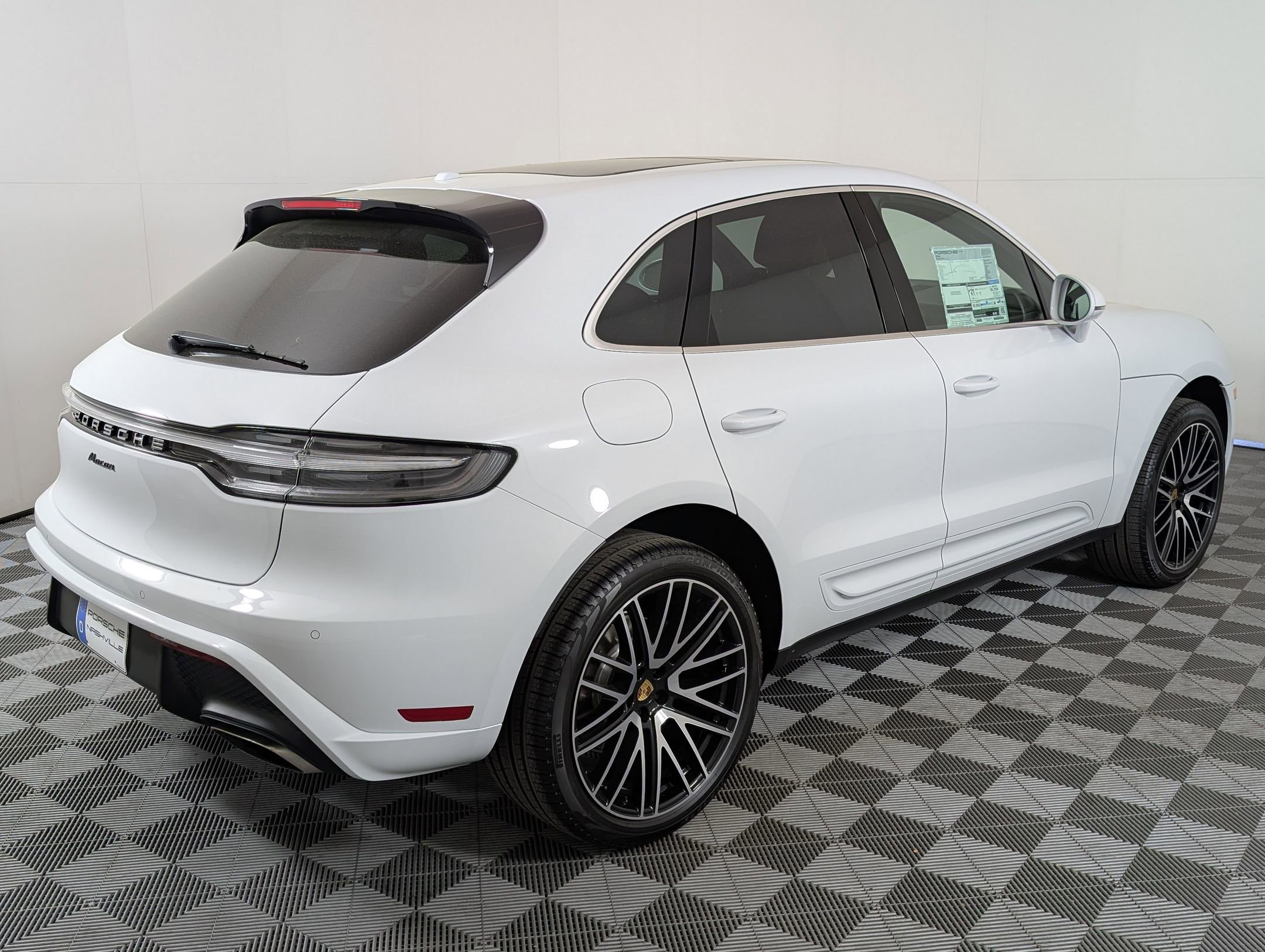 Certified 2025 Porsche Macan image 10
