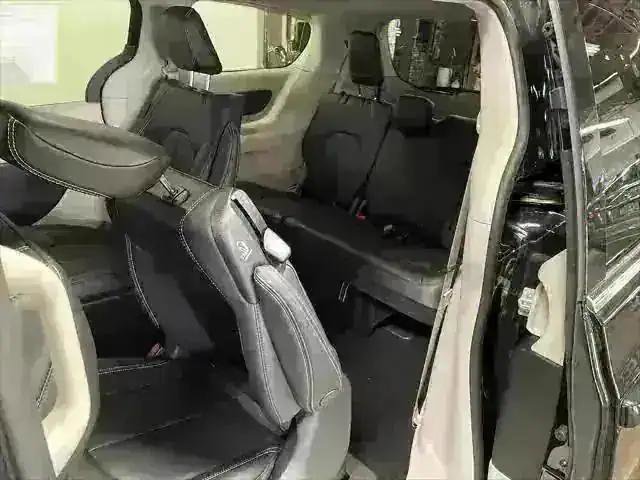 New 2023 Chrysler Pacifica Touring-L w/ S Appearance Package image 12