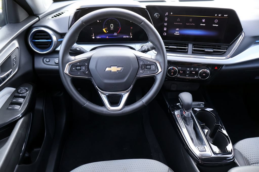 Used 2025 Chevrolet Trax LT w/ LT Convenience Package FWD image 6