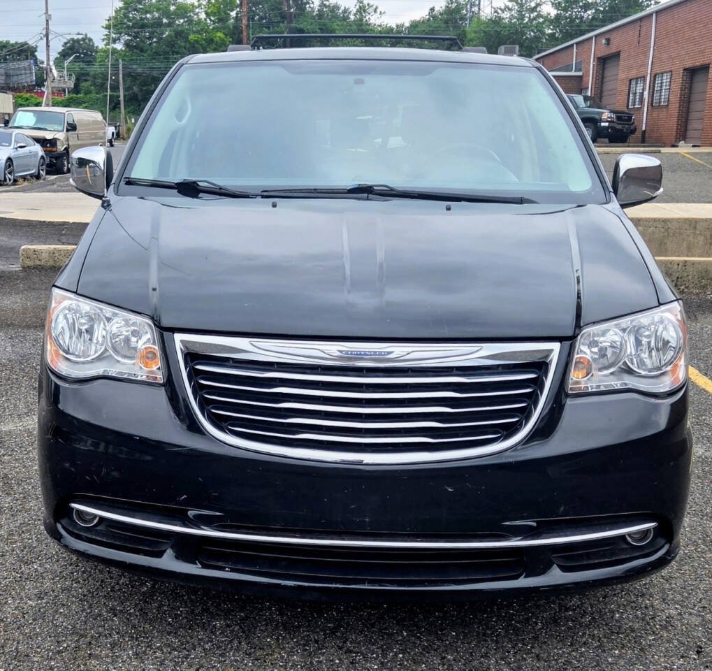 Used 2016 Chrysler Town & Country Touring-L FWD image 3