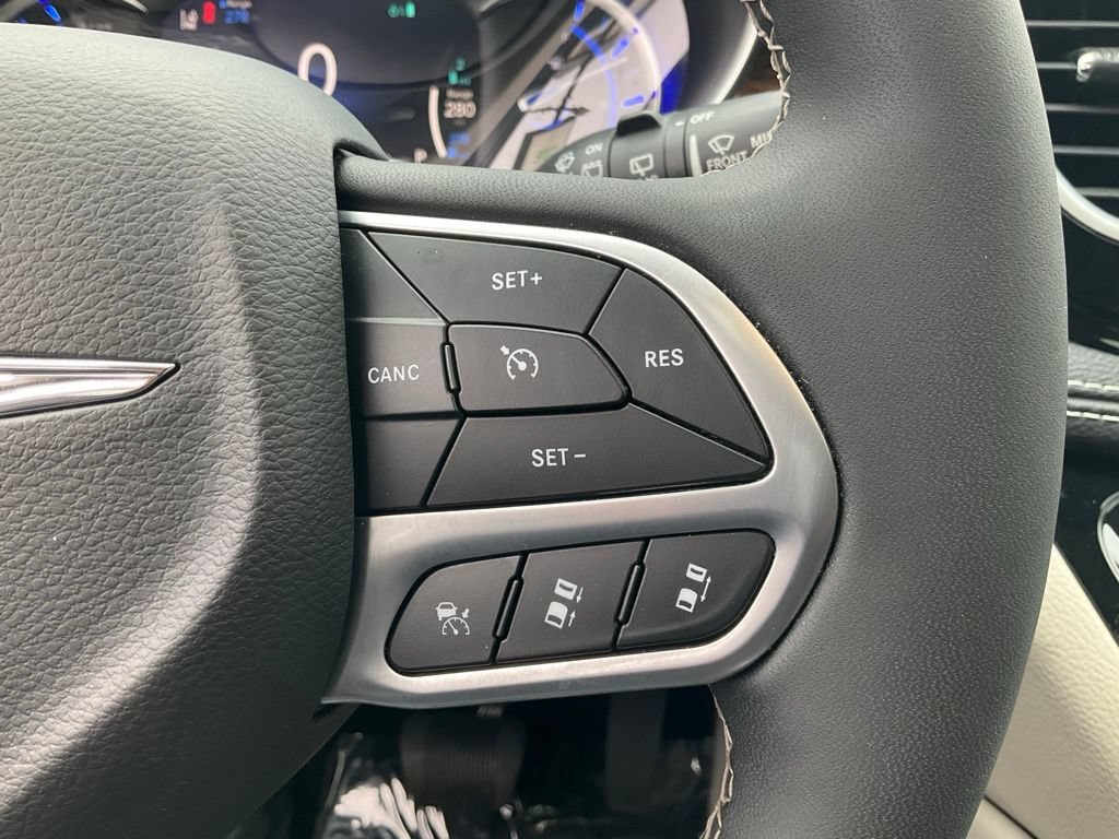 Used 2023 Chrysler Pacifica Limited FWD image 45