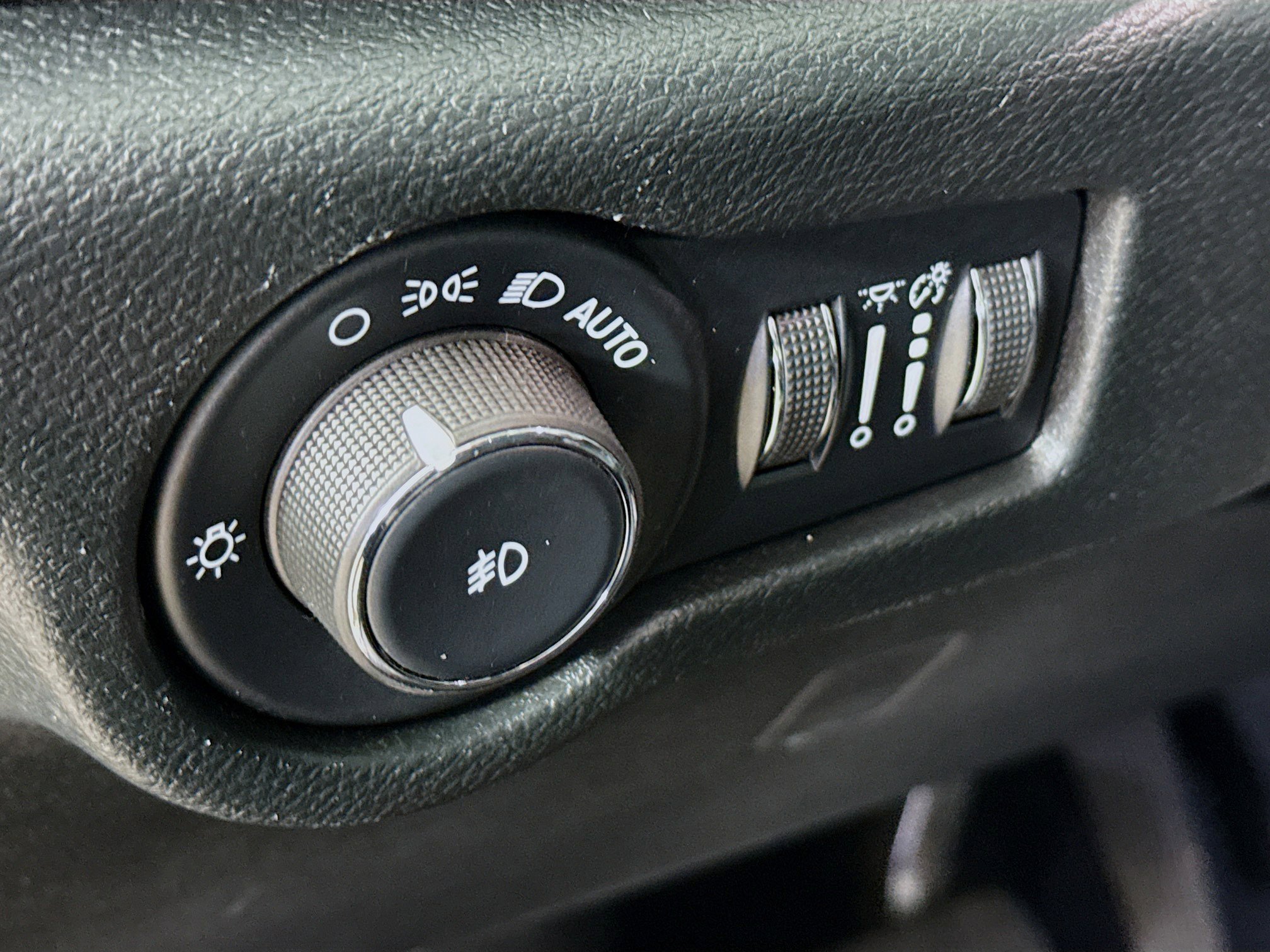 Used 2025 Chrysler Pacifica Select image 9