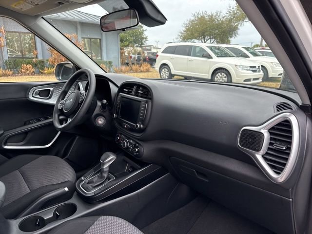 Used 2025 Kia Soul LX w/ LX Technology Package image 10