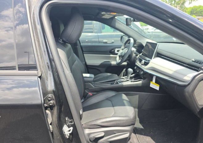 Used 2023 Jeep Compass Limited AWD/4WD image 2
