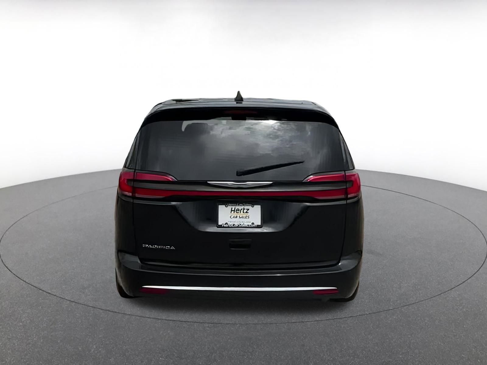 Used 2024 Chrysler Pacifica Touring-L image 10