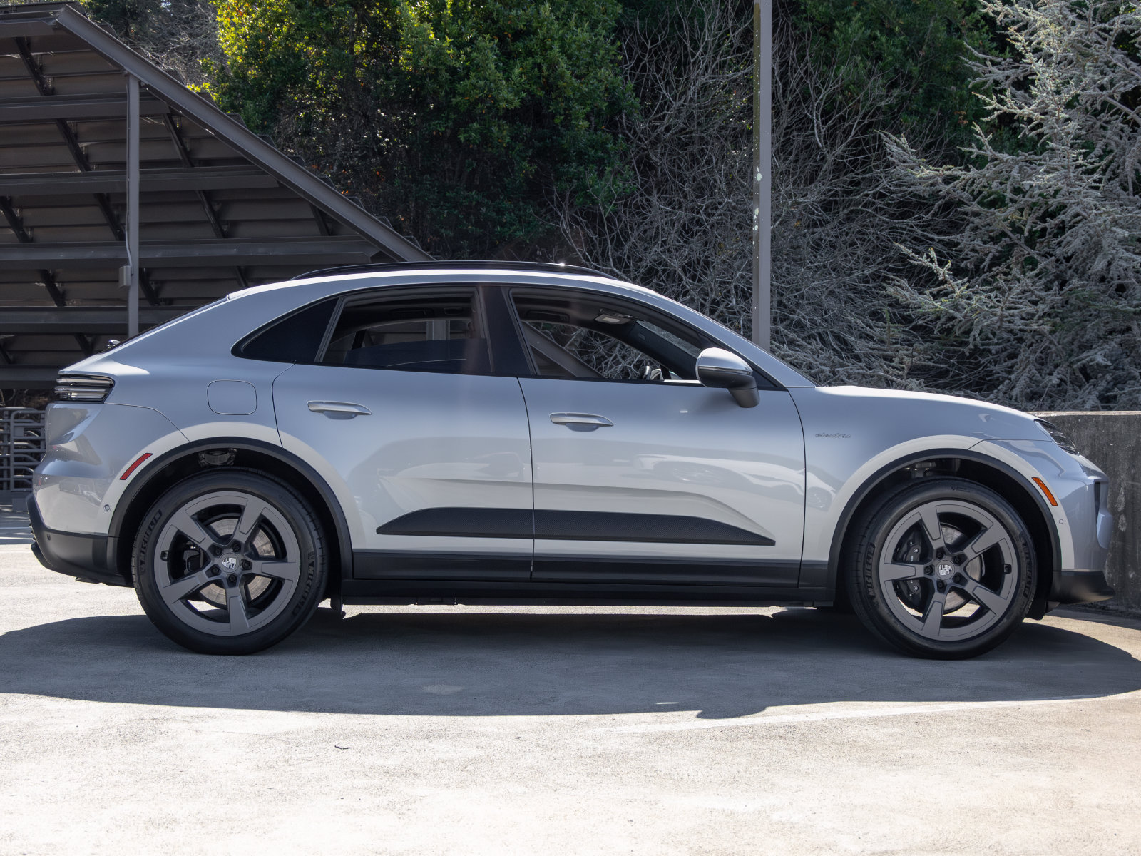 Certified 2025 Porsche Macan Electric RWD image 12