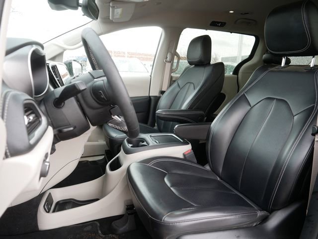 Used 2023 Chrysler Pacifica Touring-L image 14
