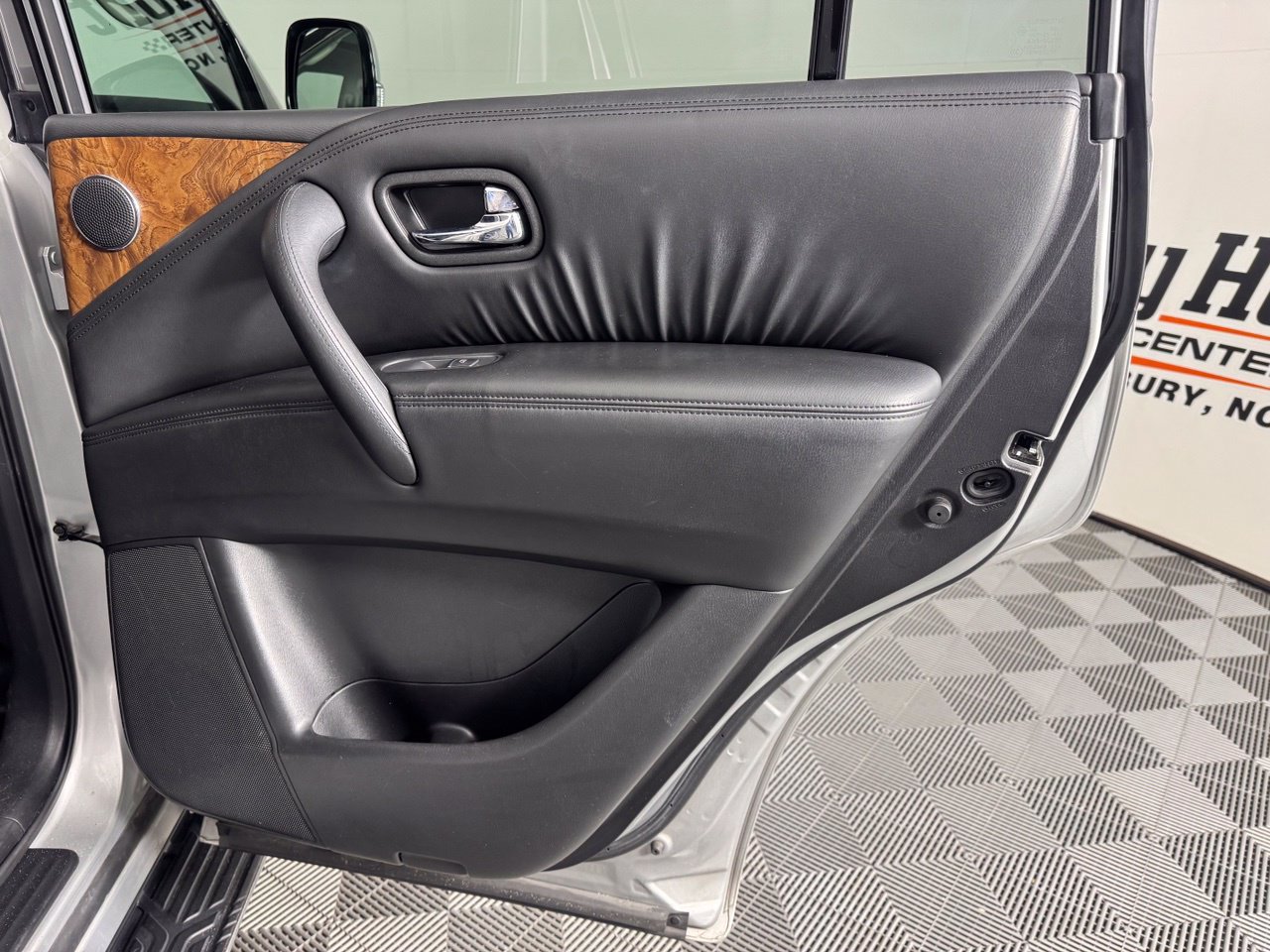 Used 2024 Nissan Armada SL w/ Captain's Chairs Package AWD/4WD image 36
