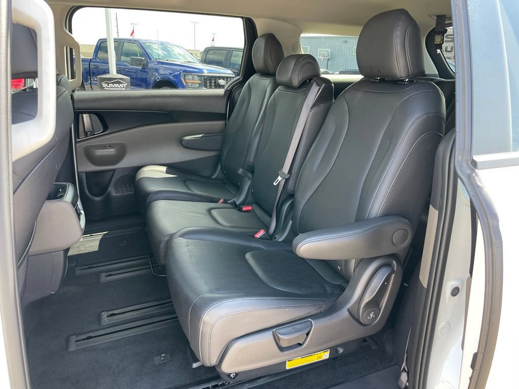 Used 2026 Kia Carnival LXS FWD image 8