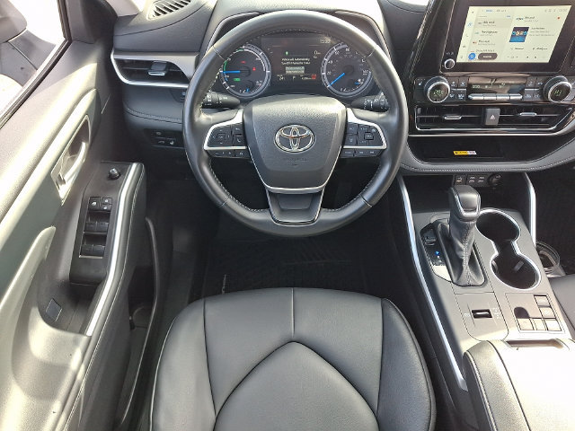 Used 2025 Toyota Highlander XLE AWD/4WD image 3