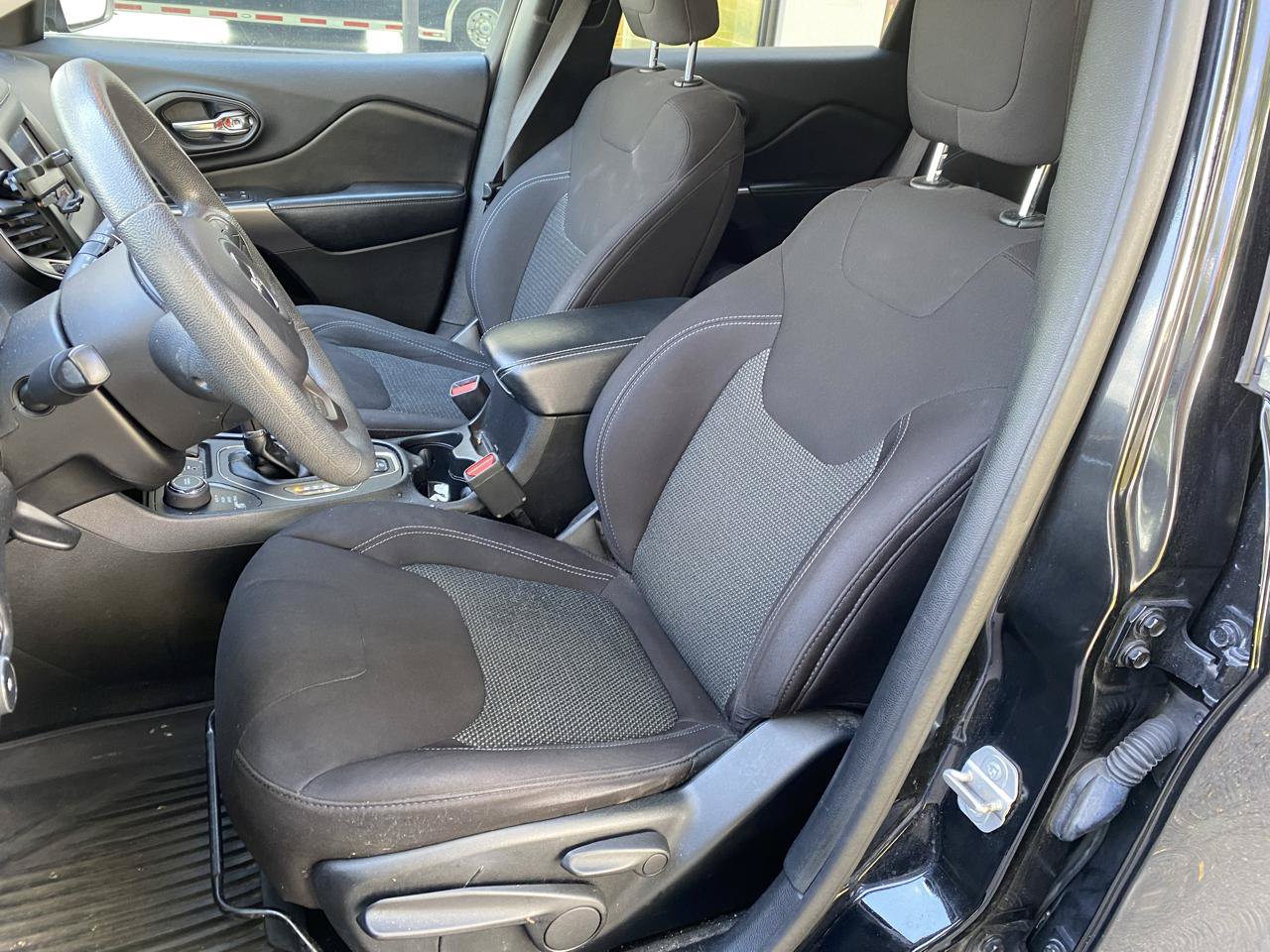 Used 2019 Jeep Cherokee Latitude w/ Popular Appearance Group AWD/4WD image 13