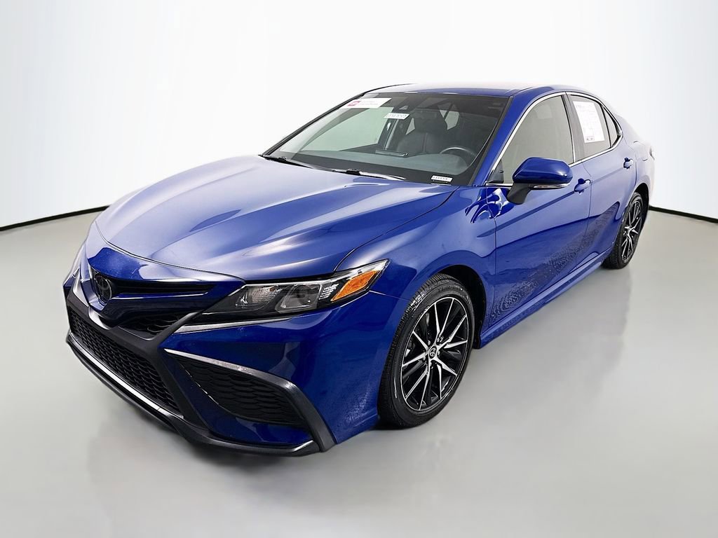 Used 2024 Toyota Camry SE image 3
