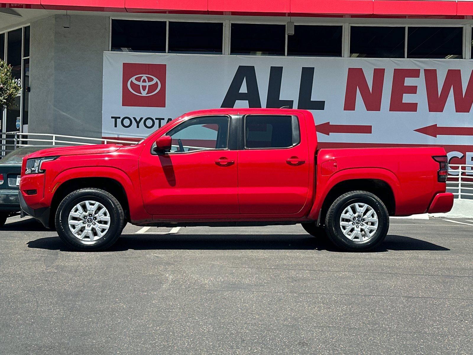 Used 2023 Nissan Frontier SV AWD/4WD image 2