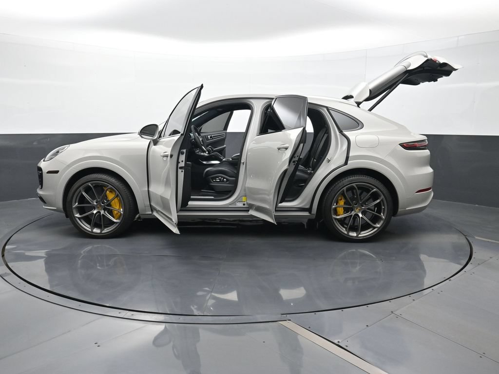 Certified 2021 Porsche Cayenne Turbo S w/ Lightweight Sport Package AWD/4WD image 30