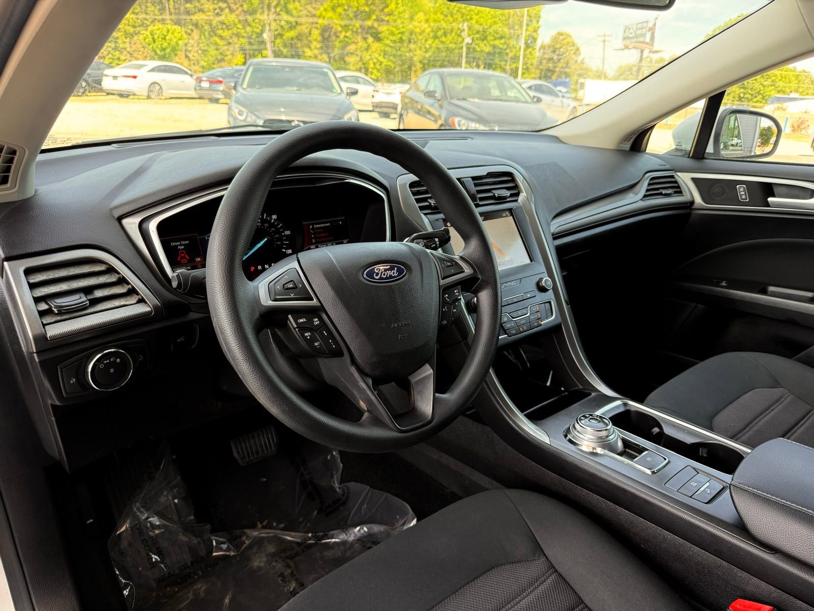 Used 2019 Ford Fusion SE FWD image 14