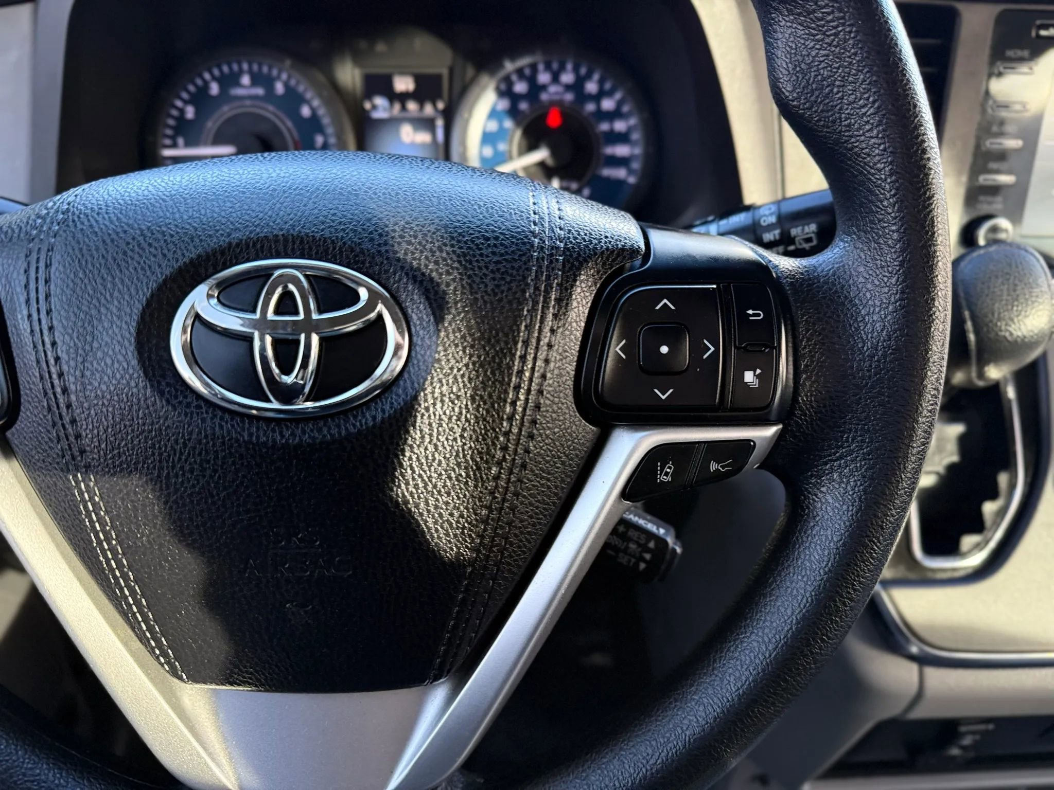 Used 2018 Toyota Sienna LE FWD image 27