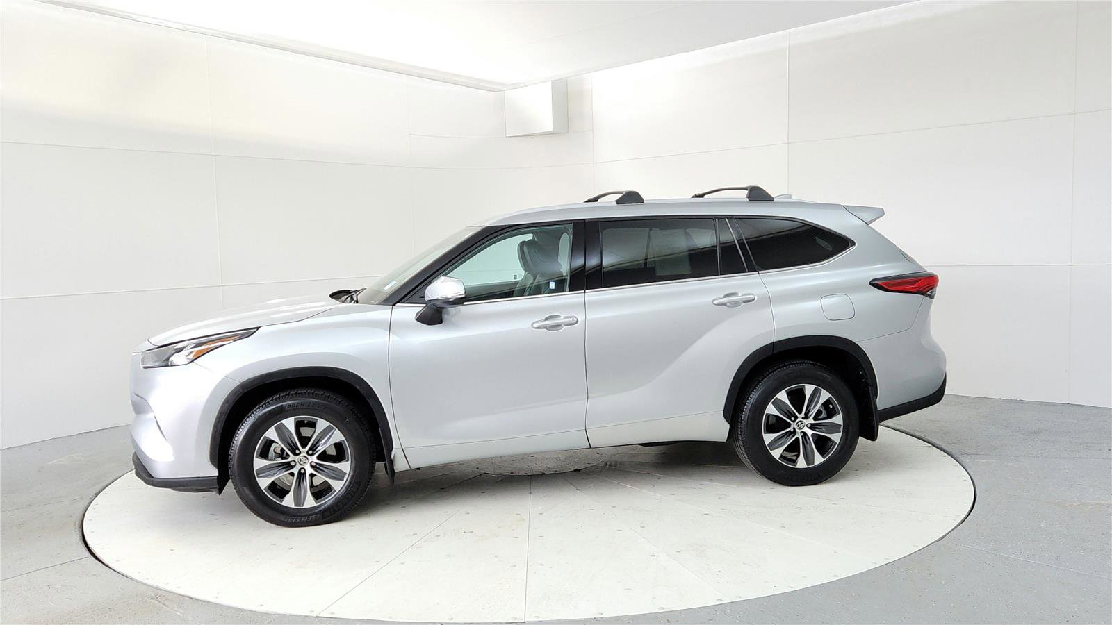 Used 2022 Toyota Highlander XLE image 3
