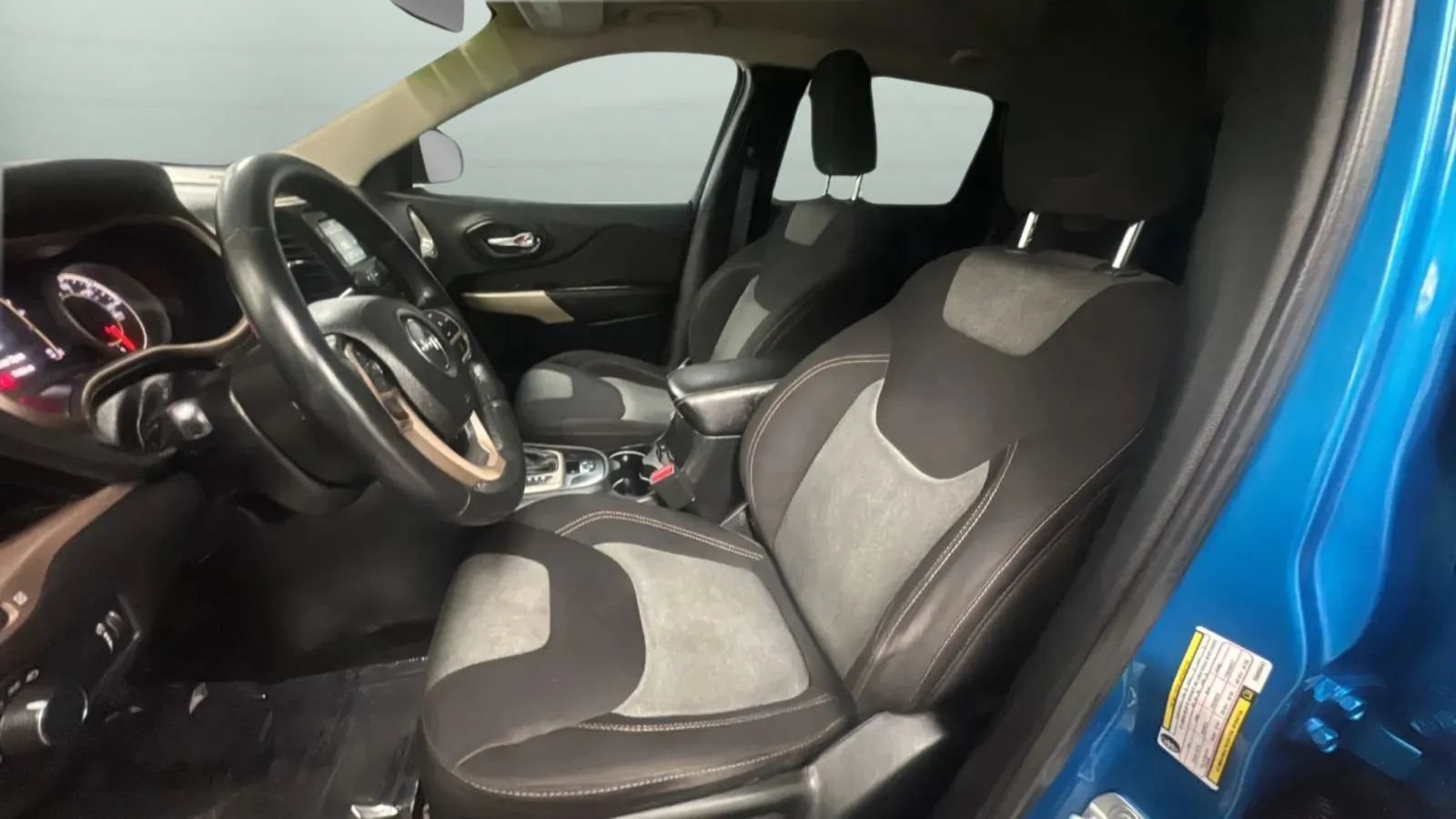 Used 2017 Jeep Cherokee Sport FWD image 14