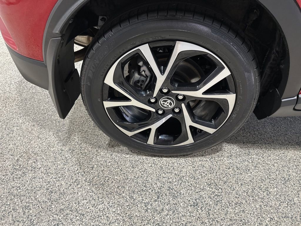 Used 2022 Toyota C-HR XLE image 18