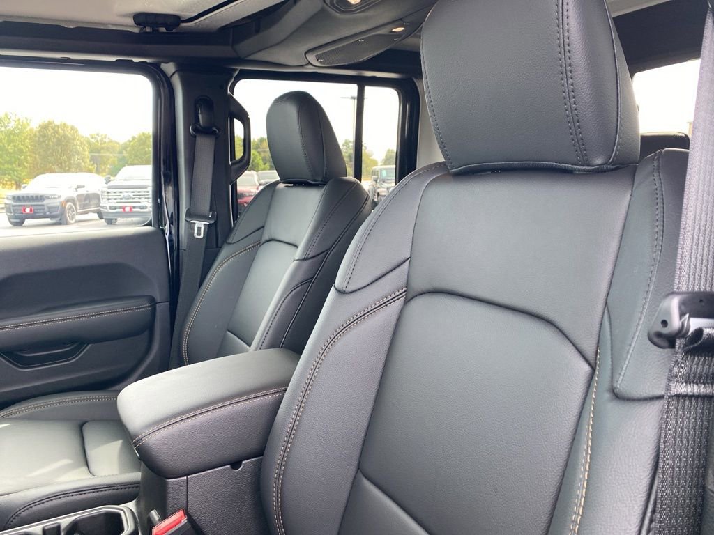 Used 2025 Jeep Gladiator High Tide image 13