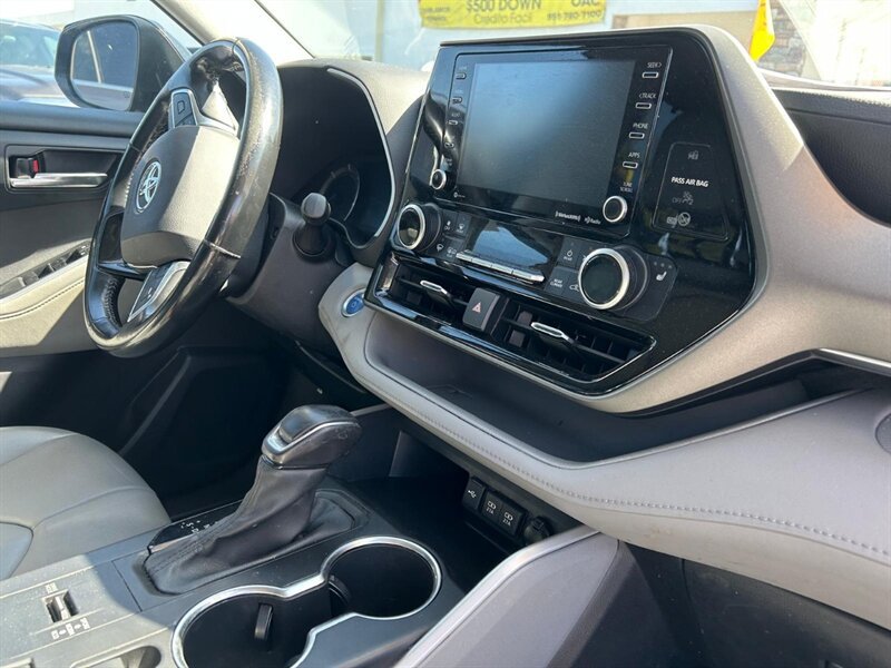 Used 2020 Toyota Highlander XLE AWD/4WD image 16