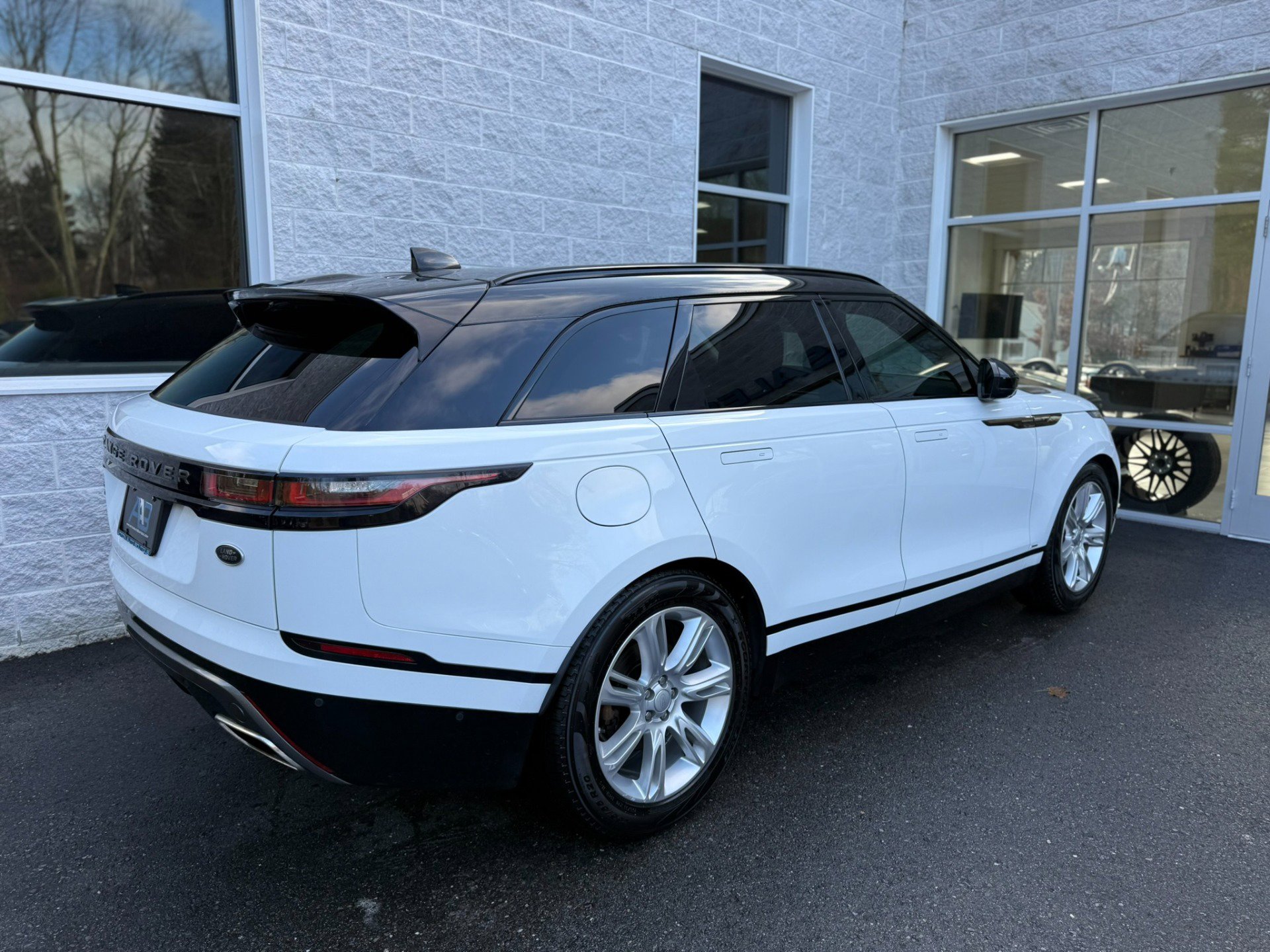 Used 2018 Land Rover Range Rover Velar R-Dynamic SE image 30