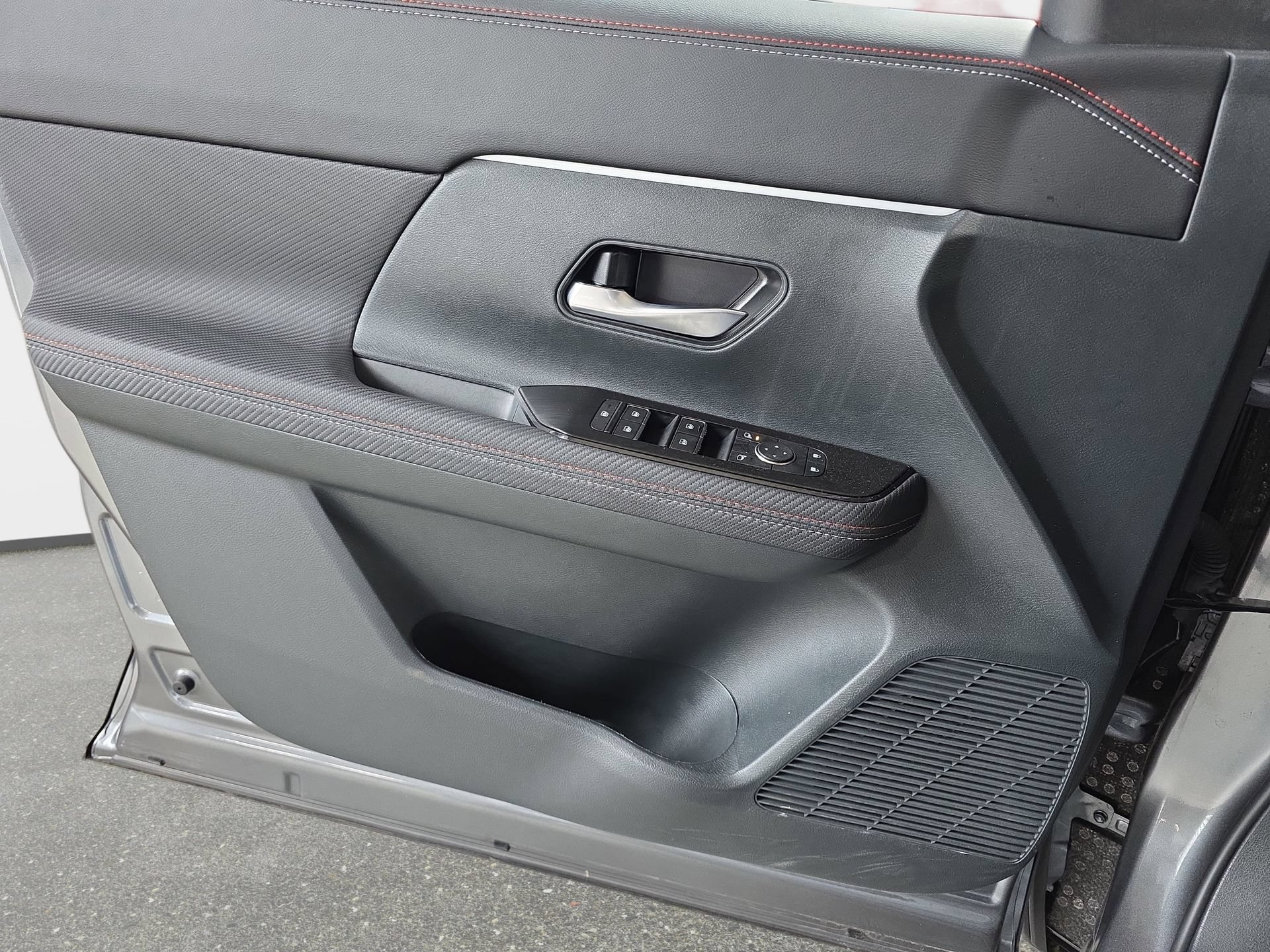 Used 2025 Nissan Kicks SR FWD image 25