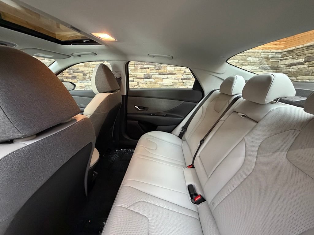 Used 2025 Hyundai Elantra Limited FWD image 29