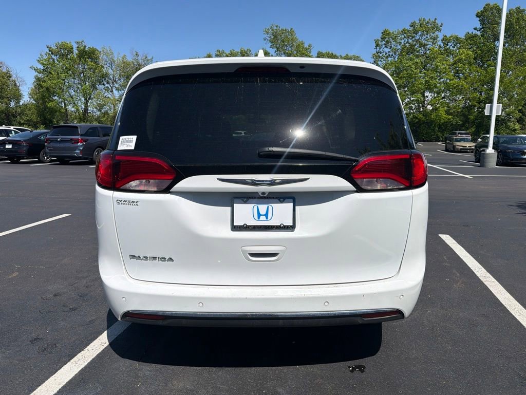 Used 2018 Chrysler Pacifica Touring-L Plus FWD image 4