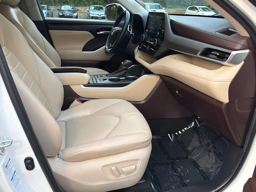 Used 2021 Toyota Highlander XLE AWD/4WD image 11