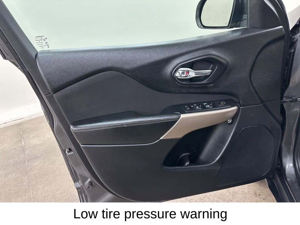 Used 2017 Jeep Cherokee Latitude w/ Cold Weather Group image 32