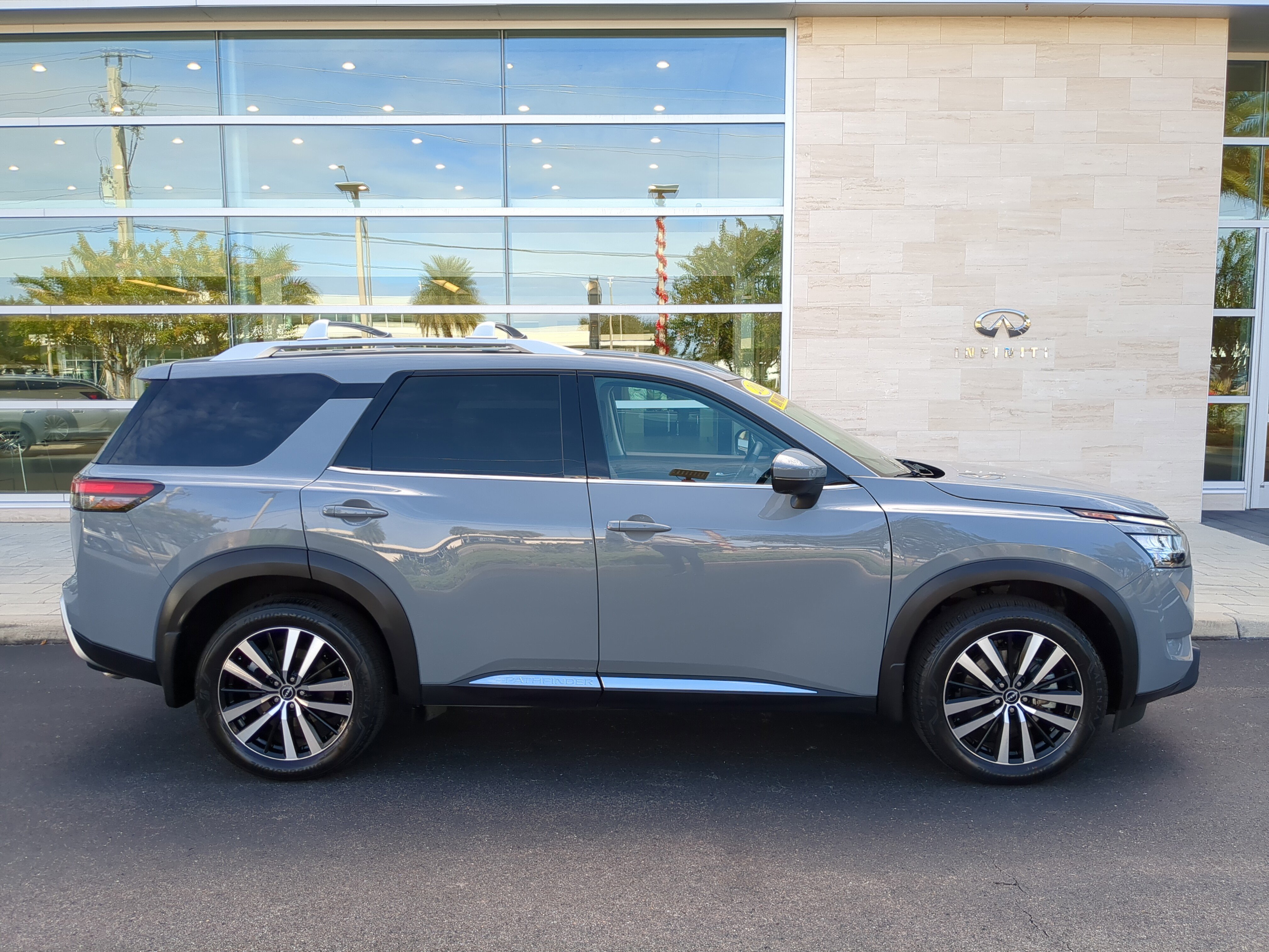 Used 2024 Nissan Pathfinder Platinum w/ Cargo Package image 3