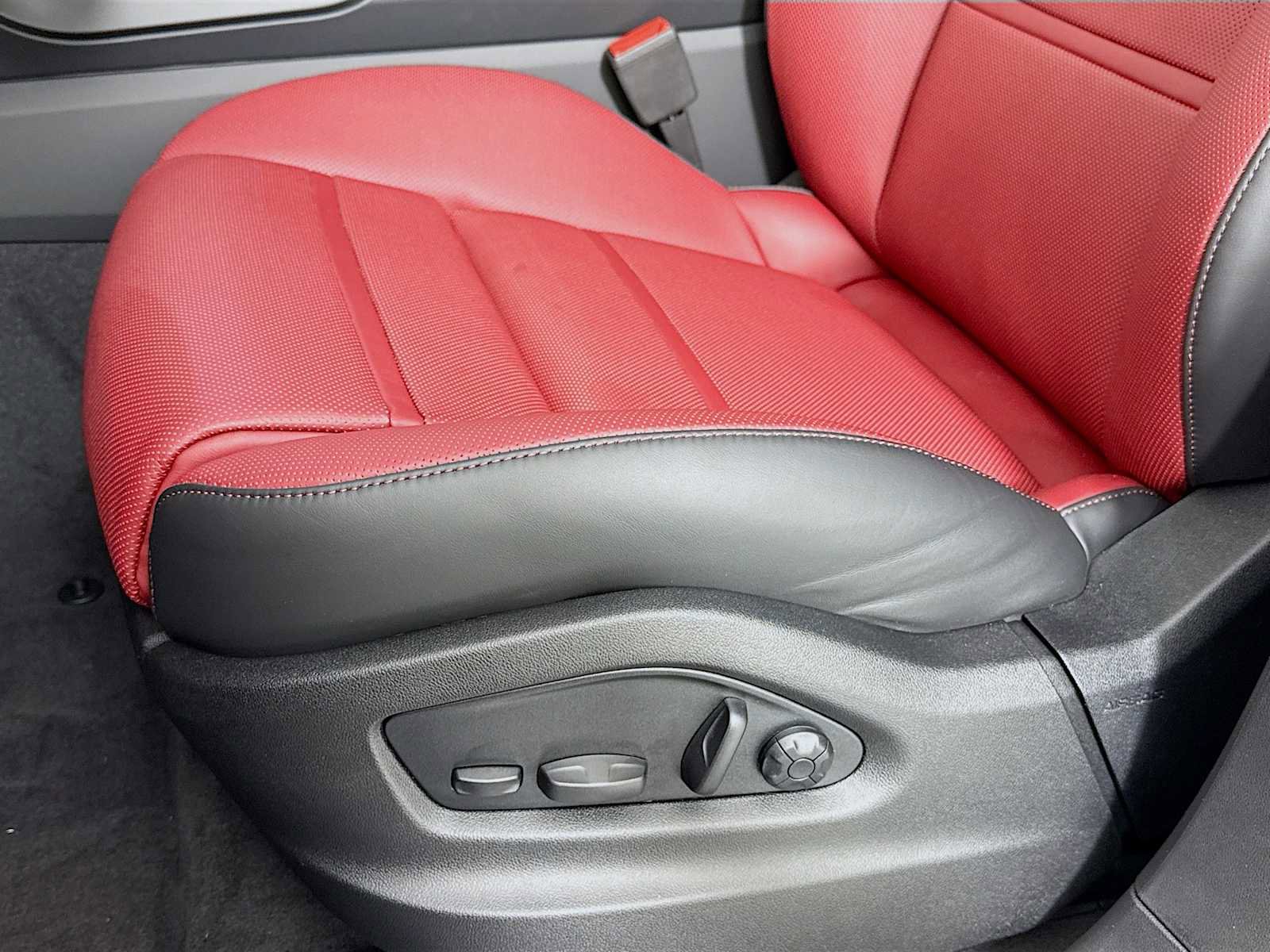 New 2025 Porsche Cayenne image 13