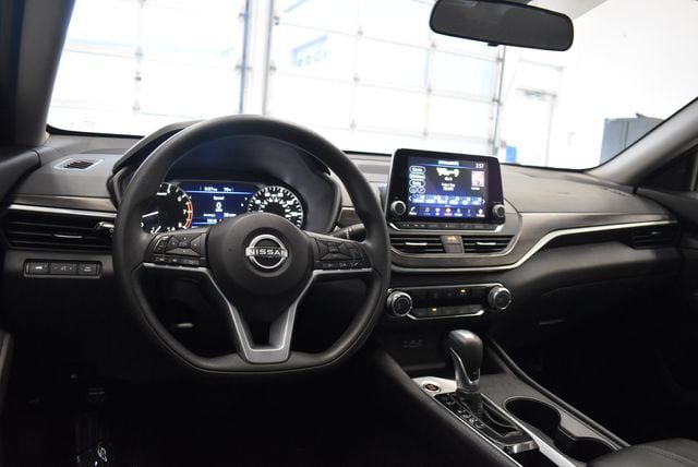 Used 2025 Nissan Altima 2.5 SV FWD image 23