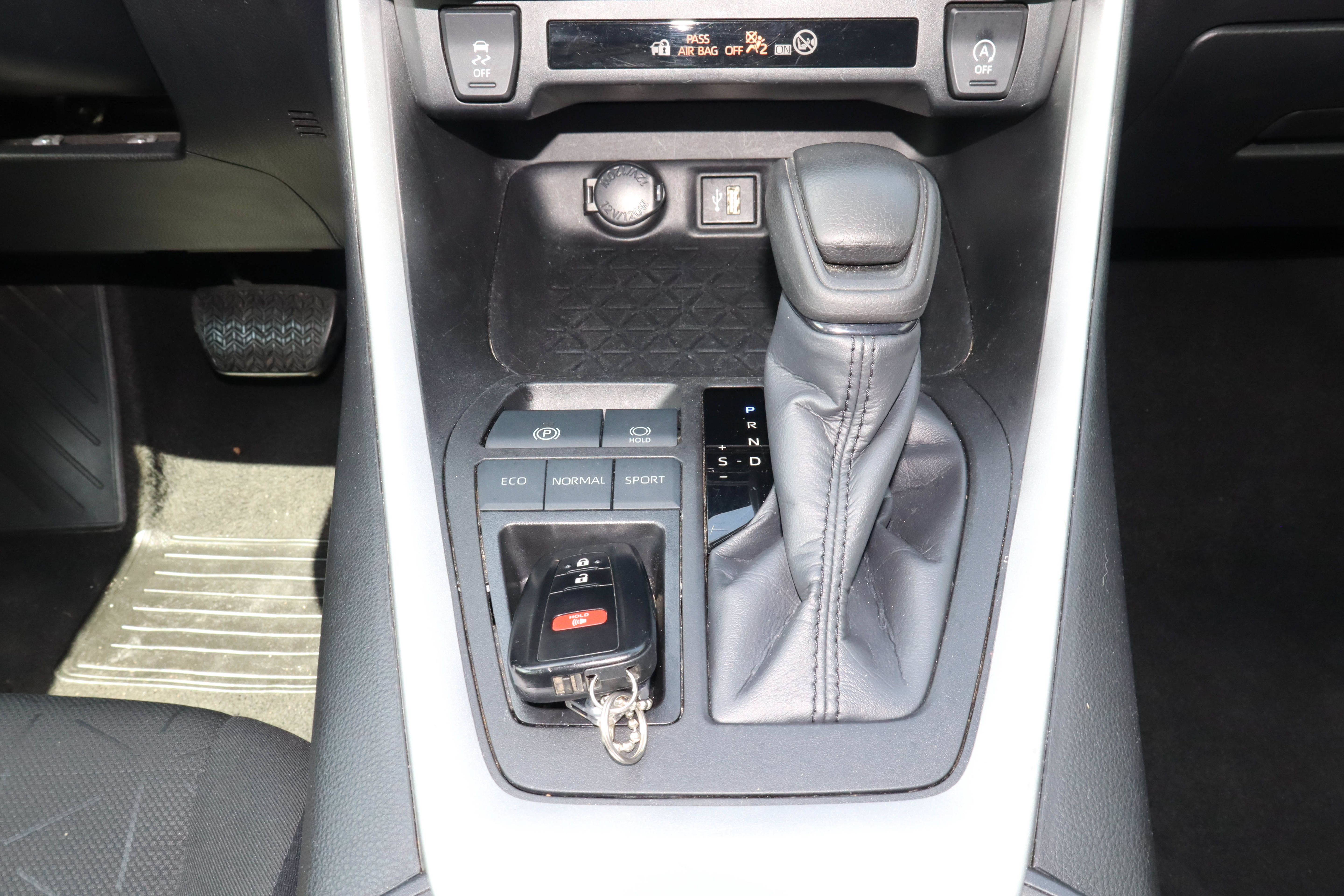 Used 2024 Toyota RAV4 XLE FWD image 19
