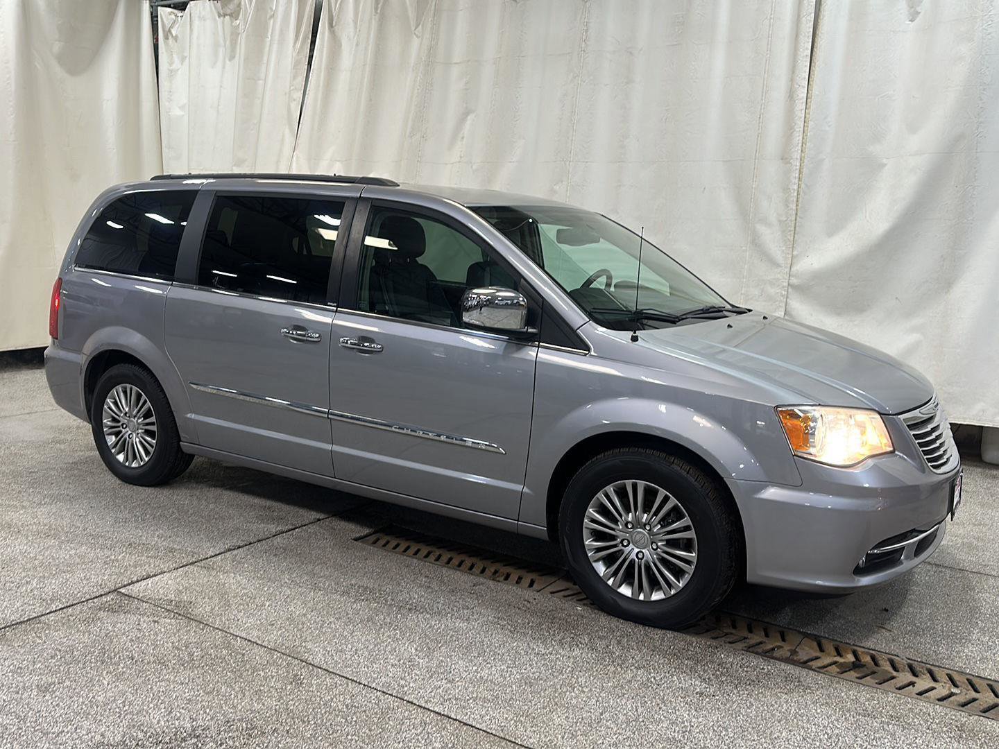 Used 2014 Chrysler Town & Country Touring-L w/ Driver Convenience Group image 8