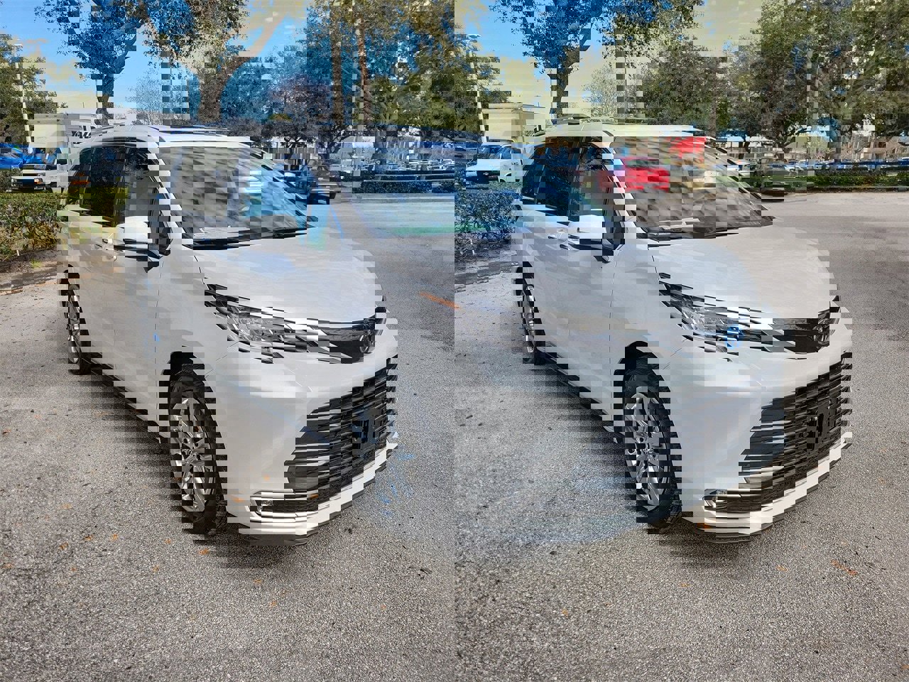 Used 2024 Toyota Sienna Limited image 2